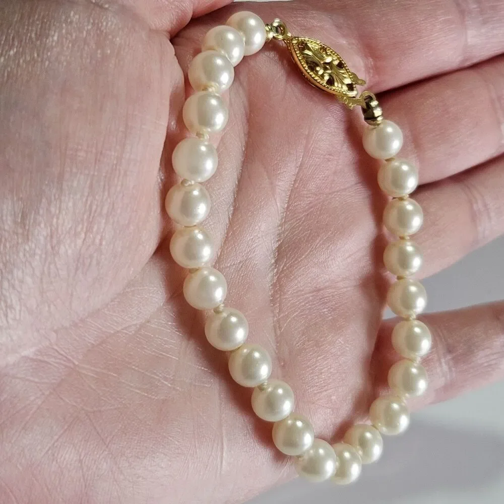 Vintage ROC Cream Colored Faux Pearl Bracelet 7